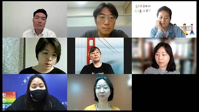 <한겨레> 열린편집위원회 회의가 지난 13일 온라인 화상회의로 진행되고 있다. 수도권 거리두기 4단계가 지속 적용되면서 이번달 열린편집위원회 회의는 화상으로 이뤄졌다. 줌 화면 갈무리