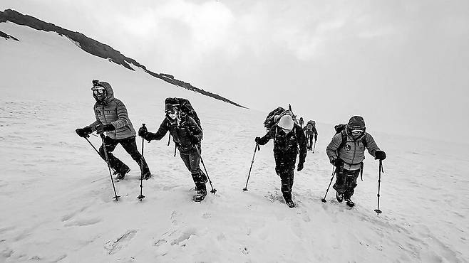 레이니어산에서 고도 3천미터 캠프까지 등반하고 있는 인스피레이션4 팀원들. 인스피레이션4 제공