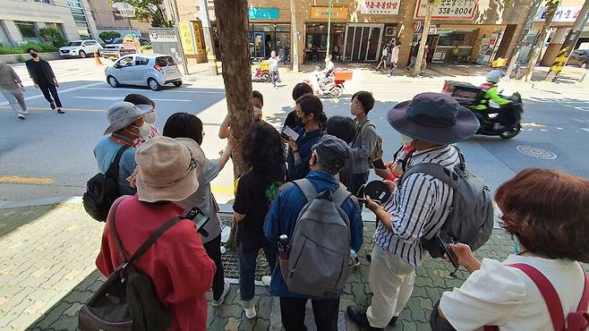 지난 15일 오전 서울 마포구 서교동 한거리에서 ‘가로수 학교 모니터링단’ 현장 수업이 진행되고 있다.