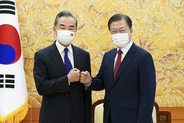 President Moon Jae-in meets with Chinese Foreign Minister Wang Yi on Wednesday at the Blue House. (provided by the Blue House)