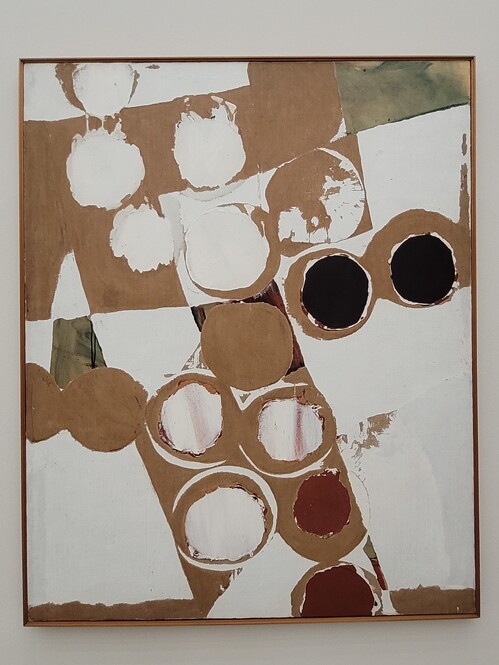 정상화 작가의 1970년작 <작품 B-12>. 일본 고베에서 작업하던 시기의 작품으로, 원과 흰색면, 맨살을 드러낸 캔버스 표면 등이 어울려 있다. 그의 추상화풍이 특유의 단색조 격자 화면으로 굳어지기 전 모색기의 양상을 보여준다.