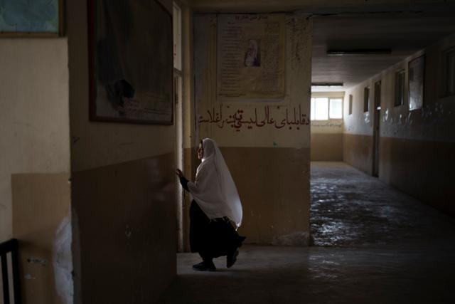 아프가니스탄 카불에서 12일 한 소녀가 히잡을 쓰고 교실로 들어가고 있다. 카불=AP 연합뉴스