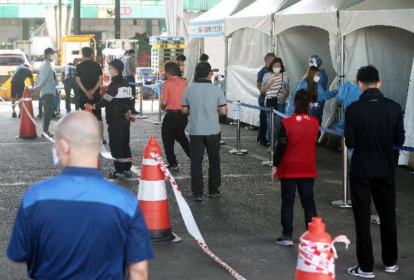 코로나19 임시 선별진료소에서 시민들이 검사를 받기 위해 순서를 기다리고 있다./사진=조선일보 DB