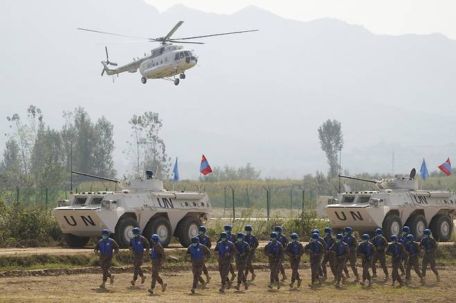 UN군 복장의 몽골군이 15일 중국 허난성 췌산 훈련장에서 대테러 훈련을 하고 있다. AP=연합뉴스