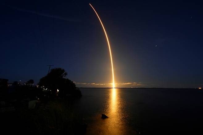 역사적 ‘인스퍼레이션4’ 15일 오후 8시3분(현지시간) 미국 플로리다주 케네디 우주센터에서 스페이스X의 유인 우주선 크루드래건을 실은 팰컨9 로켓이 발사되고 있다. 로이터·AP연합뉴스