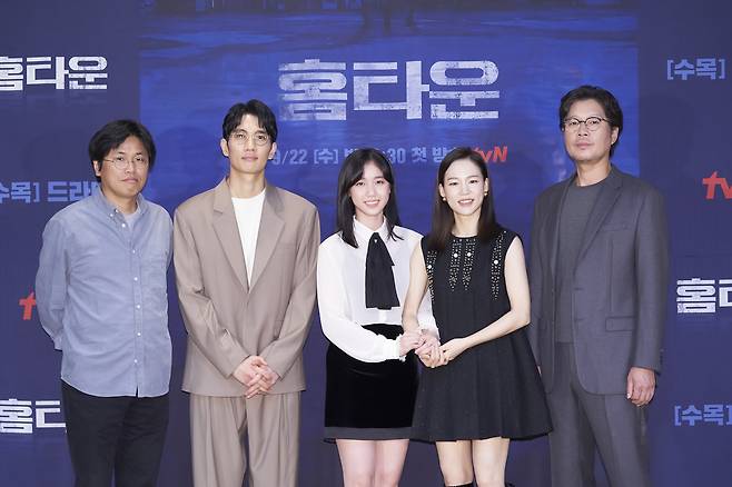 (From left) Director Park Hyun-seok, and actors Um Tae-goo, Lee Re, Han Ye-ri and You Chae-myung pose for a photo after an online press conference Wednesday. (tvN)