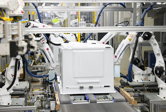 Robots assemble parts at LG Electronics' new plant in Changwon, South Gyeongsang. LG Electronics started operating part of the plant on Thursday after it invested 800 billion won ($682 million) to revamp it. [LG ELECTRONICS]