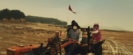 The Korea Tourism Organization unveiled a series of promotional videos earlier this month, and one on Seosan features locals riding tractors on a tidal flat. The scene is a parody of 2015 film ″Mad Max: Fury Road,″ and the video is titled Mudmax. [SCREEN CAPTURE]