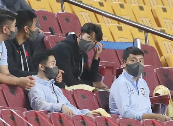 Son Heung-min, center, watches Korea's World Cup qualifier against Lebanon from the stands at Suwon World Cup Stadium in Suwon on Sept. 7. [YONHAP]
