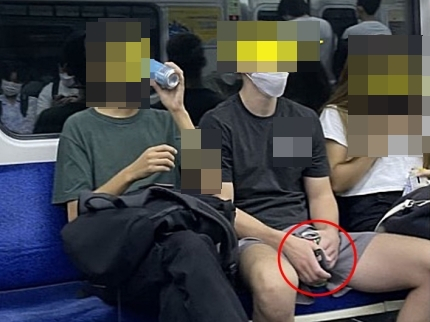 A씨가 최근 지하철 객실 안에서 마스크를 내린 채 캔맥주를 마시는 승객들을 봤다며 공개한 사진./사진=온라인 커뮤니티