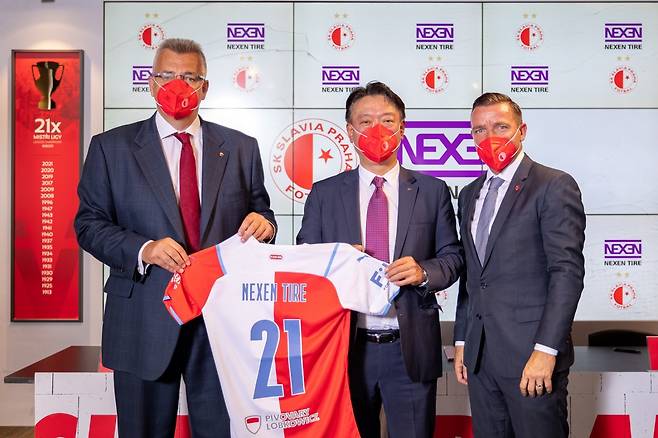 넥센타이어가 체코 프로축구단 ‘SK 슬라비아 프라하’를 공식 후원한다. 사진은 후원 계약 체결식에 참석한 김현석(가운데) 넥센타이어 유럽영업 비즈니스 그룹장과 관계자의 모습. /사진=넥센타이어