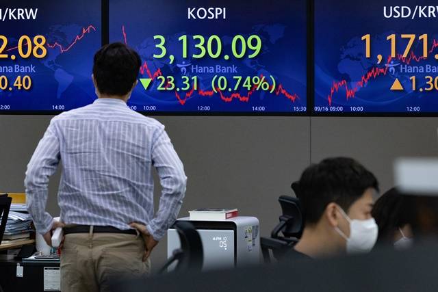 16일 오후 서울 중구 하나은행 명동점 딜링룸 전광판에 코스피지수가 전 거래일 대비 23.31포인트(0.74%) 내린 3,130.09를 나타내고 있다./사진=뉴스1