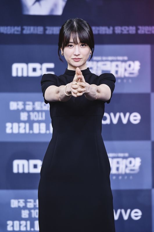 The Veil, which illuminates the inside of NIS starring Namgoong Min, Park Ha-sun, comes to viewersOn the afternoon of the 16th, MBCs new gilt drama Black Sun was produced through online live broadcast.Actor Namgoong Min, Park Ha-sun, Kim Ji-eun, and Kim Sung-yong PD, who directed the film, attended the ceremony.The Black Sun, which was planned for the 60th anniversary of MBCs founding, depicts the story of the NISs best field agent who disappeared a year ago returning to the organization to find an internal traitor who dropped himself into hell.Park Seok-hos 2018 MBC Drama Competition winner is MBCs first gold drama.The Black Sun, which aims to be a Korean blockbuster action drama, is the first drama to illuminate the inside of the NIS.Unlike the dramas that have been treated as a background of the NIS, it is a work that illuminates the inside of the NIS.An episode will be held with the motif of actual events reflecting the national security situation and emotions.It is expected to be a realistic and realistic drama based on solid testimony as it has received generous support from the early stage of the work, such as providing advice and sponsorship of NIS.Kim Sung-yong said, Namgoong Min is an actor who believes and sees, and the script interpretation is also a good person.If you respond to the proposal, I thought that 50% of you would eat and go.Thank God you enjoyed it, and you agreed to it. I actually worked on it, and I knew why you were a believer.I have the ability to choose a script, but I have the power to immerse and trust Acting. I am leaning on it now. Park Ha-sun saw the awards photo and thought the character and synchro rate were high; she thought the dark makeup on the knife was too attractive and charismatic.But Park Ha-sun Actor also said that he imagined the character at that time. I thought that it worked with each other and I was able to cast actively. Namgoong Min was in charge of Han Ji-hyuk, a member of the NIS Hyun Ji-won team.Namgoong Min, who showed excellent character interpretation and acting ability for each drama starring, tried to express perfect character by increasing weight by 10kg in appearance as well as in the inside of the breakdown and sharpness with the best agent Han Ji Hyuk who has secret.Namgoong Min said, It was a trend in which stylish, light and attractive Dramas were popular while watching many Drama scripts.I was feeling a little tired of the form of such dramas and I was looking for another form.  At that time, I saw the Black Sun and it was heavy.I thought the message would be a factor that you like and enthusiastic about. Namgoong Min, who increased 10 kilos ahead of the filming, said, I decided on the first meeting with the artist.In fact, this character is mainly engaged in retaliation and punishment, and I wanted to show a feeling that it is very aggressive and I should not touch anyone. I started exercising exactly on January 20th.I have been weighting steadily since my early 20s, but I did not have to raise my body because of the role, but I increased this time. I started to steam at 64kg and now I am about 78kg. I want to eat flour and delicious things, and I had a nightmare for the first time while making my body.I went into the dressing room and saw myself, but I had no muscles. I woke up screaming.I did my best to make sure I didnt have any regrets about trying, though not perfect. I was so tired, I was exhausted.It is so good to receive it, and it does not seem to make sense to receive it without doing anything, he said. We will be able to judge our drama tomorrow as a good drama, and if we have a good audience rating, I will be grateful.Park Ha-sun has Acted Seo Su-yeon, head of the NIS Crime Information Integration Centers four-team team.Park Ha-sun, a charm of pale color that does not cover genres from historical drama, period drama, comic to melodrama, is expected to capture viewers eyes and ears with Acting that has never been seen before.Park Ha-sun said, The Black Sun was a work that was fun and expected as a fan as the script was seen. I wanted a character I did not try.The established actors sometimes find themselves enviably new to the new Actor, and thank the coach for trusting and leaving it to them.I thought I could show a new look, so I was Choices. Park Ha-sun also said, I borrowed this place for the first time, but in fact, it was Namgoong Min, so I was Choices because there was Mr. Namgoong Min.I wanted to try it together once, but it is an honor to do it this time. I heard a lot of rumors, but it was good to learn a lot. Kim Ji-eun played the role of Yoo-Jay, a member of the team Jang Ji-won, a member of the NIS.Kim Ji-eun, who has yet to build a unique image in various CFs, music videos, and web dramas, is still unfamiliar to viewers, and will offer fresh charm in the Black Sun.Kim Ji-eun said, The events take place around the big events every few times. I think I can see more fun when I predict how it will be unfolded and released in the future.Namgoong Min said, Han Ji-hyuk returns to find a traitor in the organization.Park Ha-sun said, The biggest advantage of this work and the reversal is that no one can believe it. Is all the characters a good person?Is it a bad person? I can not judge. I think it will be the biggest hint. In addition, the three expressed confidence that our drama is Legend every time.Meanwhile, Black Sun will be broadcast for the first time at 10 pm on the 17th, with a total of 12 episodes. The first and second episodes will be unconventionally developed with an inability to watch under 19 years old.MBC offer
