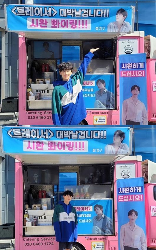 Actor Siwan released a coffee or Tea authentication shot sent by actor Sol Kyung-gu.On the 16th, Siwan posted several photos with several emoticons with coffee drawn through his instagram.In the open photo, Siwan is smiling and taking an authentication shot in front of Coffee or Tea sent by Sol Kyung-gu.The Coffee or Tea banner sent by Sol Kyung-gu said, Its going to be a tracer jackpot!!Siwan Iring and Eat Cool and so on.In particular, the two have been in friendship since they made a relationship through the movie Bloody and have shown off Moonlighting Friendship by exchanging coffee or Tea several times.Siwan, meanwhile, starred in the films Emergency Declaration and Boster 1947.Siwan Instagram