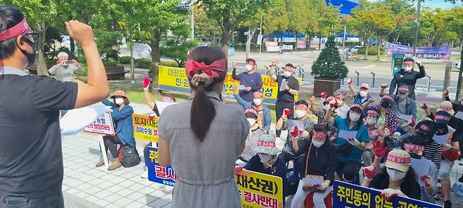 유성구 탑립·전민주민회 주민 30여명이 16일 오전 대전시청 북문 앞에서 대전도시공사의 토지 강제수용과 ‘탑립·전민 첨단산업단지’ 공영 개발 철회를 요구하며 집회를 하고 있다. 유성구탑립·전민주민회 제공