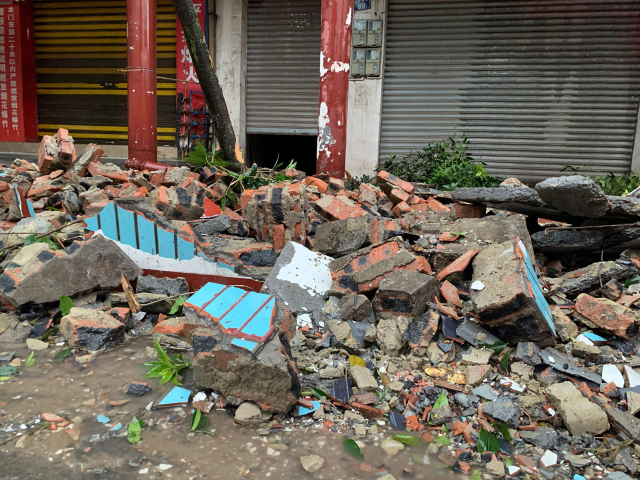 강진으로 무너진 중국 쓰촨성 루저우의 건물 외벽./AFP연합뉴스