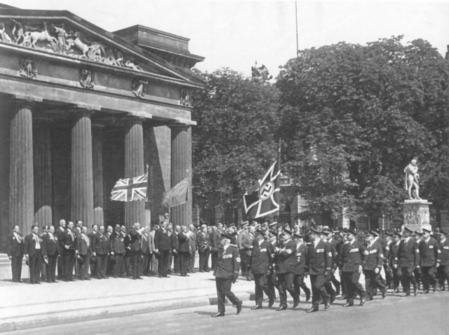 독일 나치 깃발과 영국 국기가 함께 보이는 모습은 당시 양국의 심리적 거리가 매우 가까웠던 걸 보여준다.
