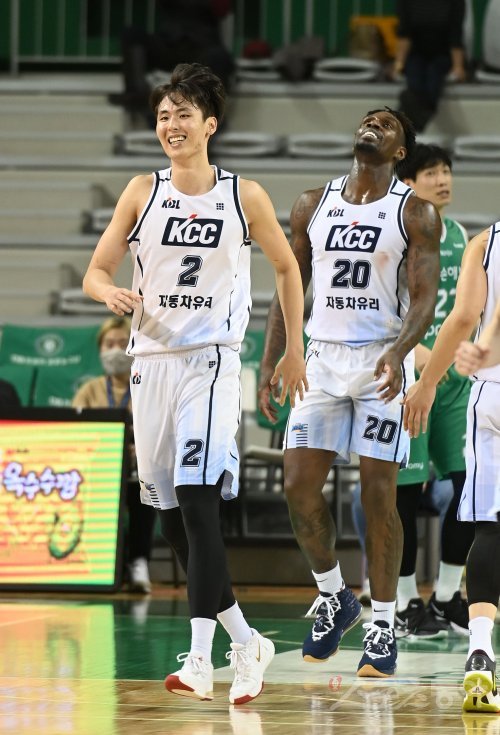 KCC 송교창(왼쪽), 라건아. 스포츠동아DB