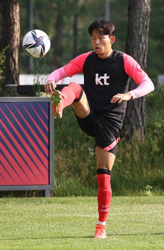 (파주=연합뉴스) 류영석 기자 = 올림픽 축구 대표팀 정우영이 23일 오후 경기도 파주NFC(대표팀트레이닝센터)에서 훈련을 하고 있다. 2021.6.23