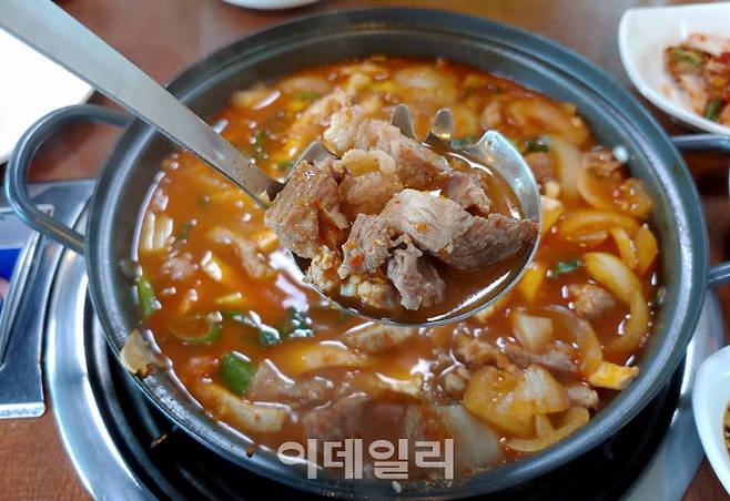 충북 청주 상당산성 인근의 효순이네 짜글이