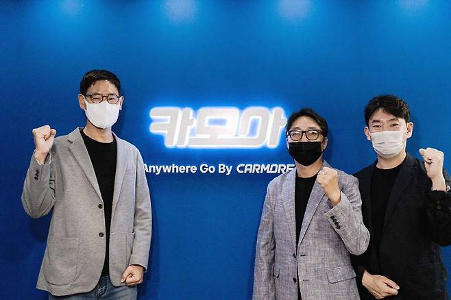 카모아 홍성주 대표(가운데)와 성장근 부대표(오른쪽)가 티맵모빌리티 이재환 전략그룹장(왼쪽)과 업무협약을 체결했다.