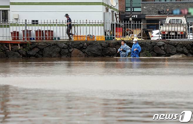 17일 오전 제14호 태풍 '찬투(CHANTHU)'이 할퀴고 간 제주시 용담 2동 저지대가 침수돼 성인 남성 허리까지 물이 찼다.2021.9.17/뉴스1 © News1 홍수영 기자