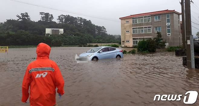 제14호 태풍 '찬투(CHANTHU)'가 북상 중인 17일 오전 7시9분쯤 침수된 제주시 조천읍의 한 도로에 차량 한 대가 고립돼 있다.(제주도 소방안전본부 제공)2021.9.17/뉴스1 © News1 오미란 기자