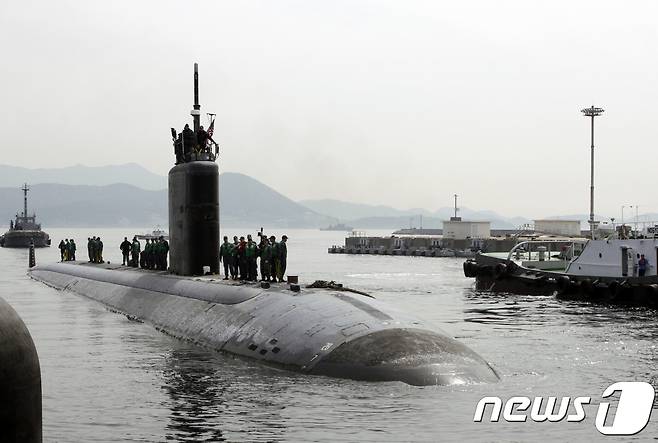 미 해군의 로스엔젤레스급 공격형 핵잠수함 '투산(Tucson)함'이 지난 7일 경남 진해 해군기지에 입항한 것이 뒤늦게 알려졌다. 미 태평양사령부는 투산을 인도-아시아-태평양 지역에 배치하는 임무의 일부"라며 이 같은 사실을 공식 홈페이지를 통해 11일 밝혔다. 사진은 2016년 4월 6일 진해항에 입항하는 '투산'함. (미 태평양사령부)2017.10.11/뉴스1