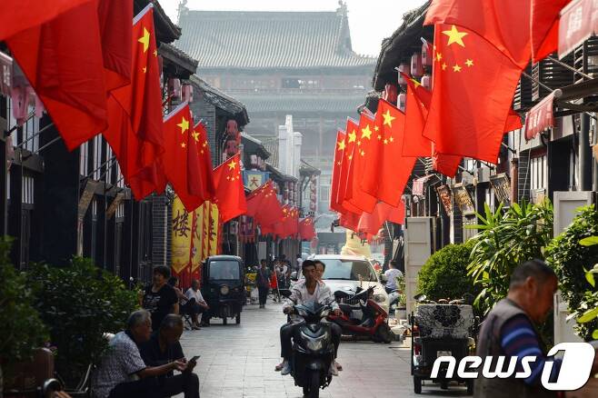 중국인들이 10월 1일 국경절을 맞아 국기인 오성홍기를 걸었다. © AFP=뉴스1 © News1 박형기 기자