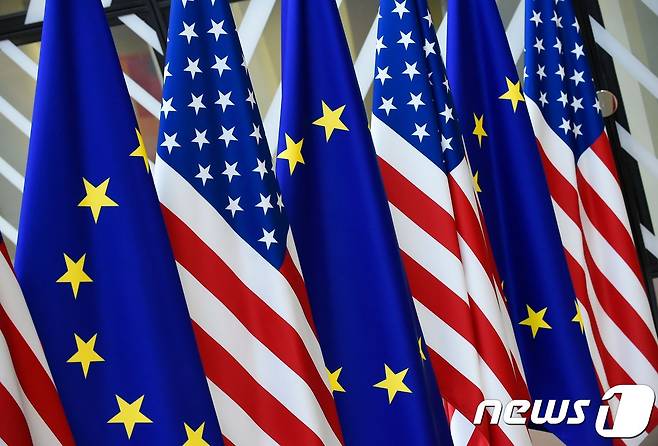 유럽연합(EU) 기와 미국 성조기. © AFP=뉴스1 자료 사진