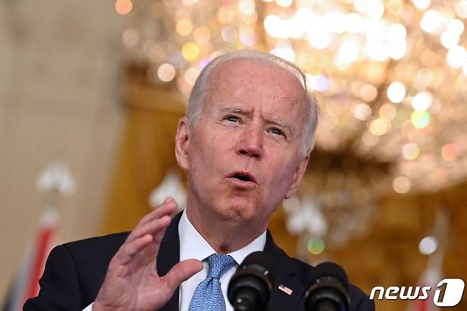 조 바이든 미국 대통령이 15일(현지시간) 워싱턴 백악관에서 보리스 존슨 영국 총리, 스콧 모리슨 호주 총리와 화상 공동 기자회견을 통해 3국 안보 파트너십인 '오커스' 발족을 발표하고 있다. © AFP=뉴스1 © News1 우동명 기자