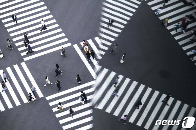 도쿄에서 시민들이 횡단보도를 걷고 있다. © AFP=뉴스1