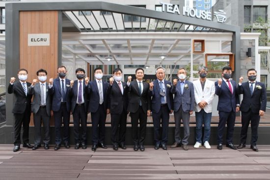 평택 뉴비전 엘크루 티하우스에서 좌측 일곱번째 김용빈 회장 및 관계자들과 기념 촬영을 하고 있다. /사진제공=대우조선해양건설