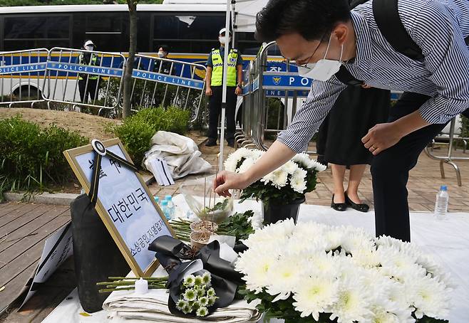 17일 오전 서울 영등포구 국회 앞에 마련된 숨진 자영업자들의 합동분향소에서 한 시민이 분향 하고 있다. /국회사진기자단