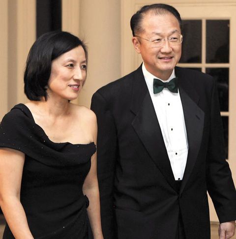 김용 전 세계은행 총재가 다트머스대 총장 시절이던 2011년 10월 부인 임연숙씨와 함께 백악관에서 열린 국빈 초대 만찬장으로 들어서고 있다. /로이터 뉴시스