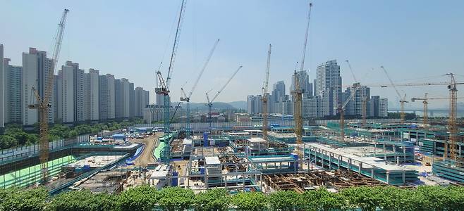 지난 5월 18일 공사중인 서울 서초구 반포동 원베일리(경남아파트 재건축) 공사 현장 모습. 2021.5.18/연합뉴스