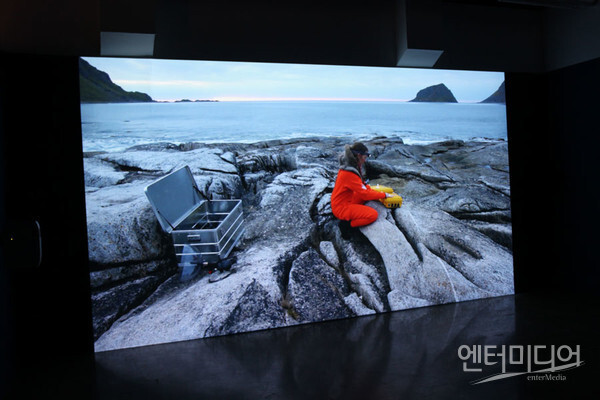 우르술라 비에만 'Acoustic Ocean'​​​​​​​2018, 다채널 비디오 설치, 18분
