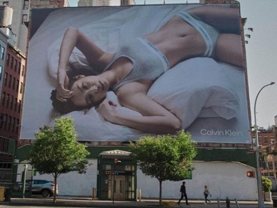 미국 뉴욕 빌보드(광고판)을 장식한 블랙 핑크 제니. /사진=캘빈클라인 제공