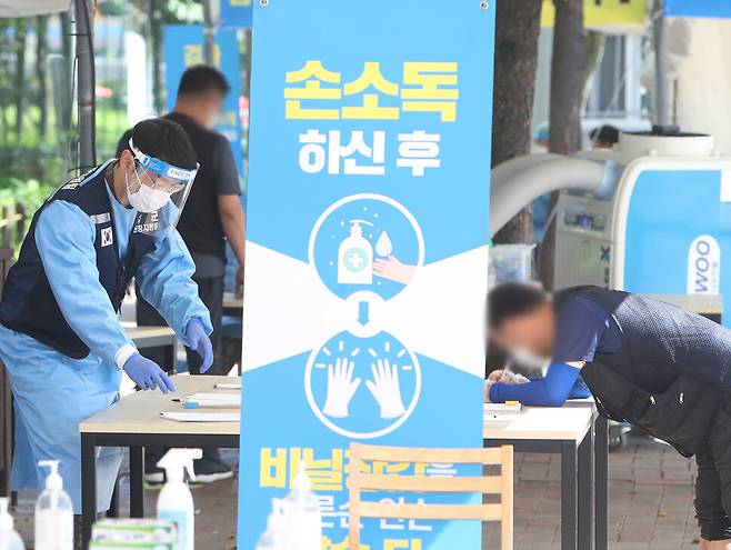 17일 오후 경기도 용인시 영동고속도로 용인휴게소 인천 방향에 설치된 코로나19 임시 선별검사소에서 시민들이 검사를 받고 있다. 연합뉴스