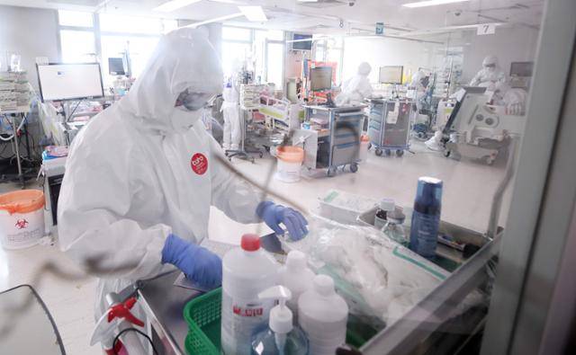 경기북부의 코로나19 거점 전담병원인 경기 고양시 국민건강보험 일산병원 코로나 중증 병동에서 의료진이 환자를 돌보고 있다. 고양=연합뉴스