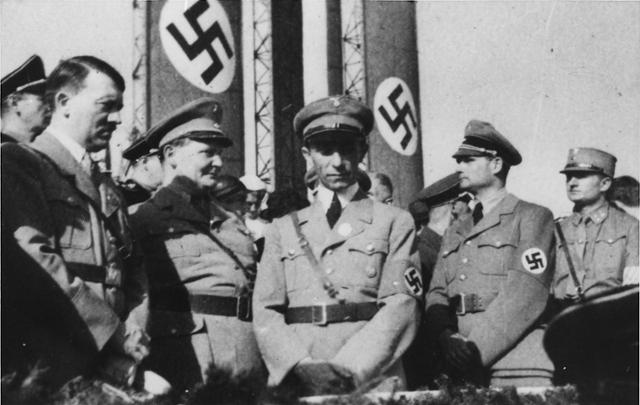 1933년의 히틀러(맨 왼쪽). 2차 세계대전이 일어나기 전 히틀러는 강력하고 카리스마 넘치는 리더십으로 일부 외국 유학생들에게도 추앙받는 존재였다. 위키피디아
