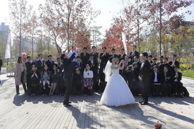 지난 2018년 11월 경북 포항의 폐철도 숲 그린웨이에서 작은 결혼식이 열려 신부가 던진 부케를 하객이 받고 있다. 포항시 제공