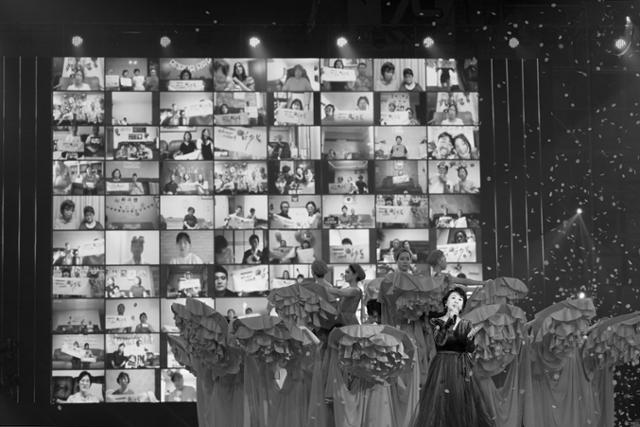온택트 공연으로 진행된 2021 한가위 KBS 특집 '피어나라 대한민국, 심수봉' 공연. 심수봉의 무대를 1,000여 명의 시청자가 각자의 집에서 온라인으로 지켜보고 있다. KBS 제공