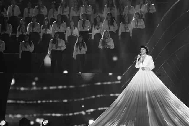 2021 한가위 KBS 특집 '피어나라 대한민국, 심수봉' 공연. 심수봉이 흰색 드레스를 우아하게 차려 입고 노래하고 있다. KBS 제공