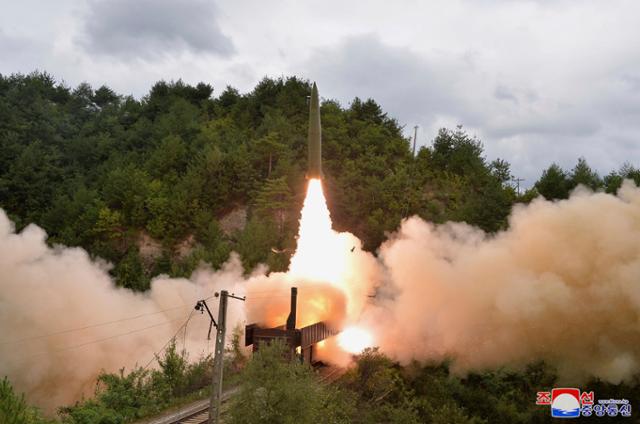 북한이 15일 평안남도 양덕에서 열차를 활용해 단거리 탄도미사일을 발사하고 있다. 평양=AP 뉴시스