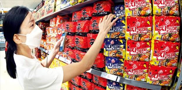 식품업계에 영역파괴 바람이 거세게 일면서 신흥 제품이 절대 아성을 구축해온 1위 업체를 순식간에 위협하고 있다. 17일 한 소비자가 서울 용산의 대형마트 라면 진열장에서 제품을 고르고 있다. /허문찬 기자