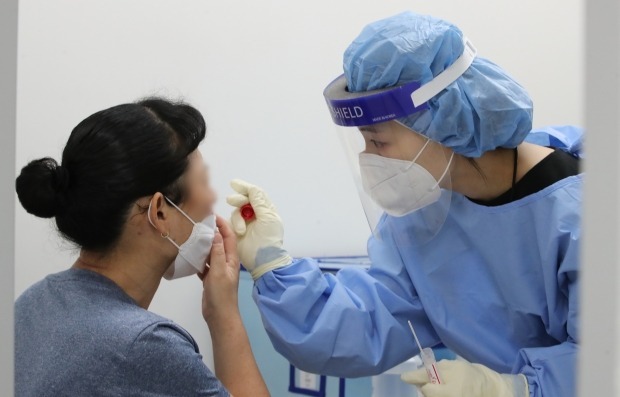 대전 대덕구보건소에 마련된 선별진료소에서 한 시민이 신종 코로나바이러스 감염증(코로나19) 검사를 받고 있다. /사진=뉴스1