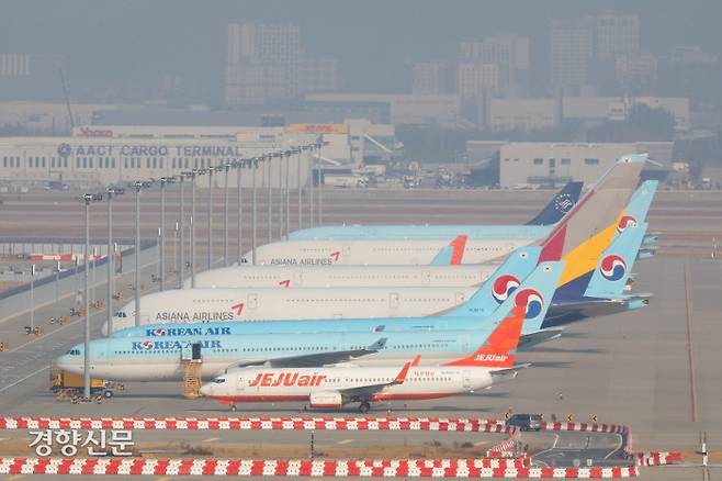 인천 국제공항 계류장에 대한항공과 아시아나 항공 비행기들이 서 있다.  이준헌 기자