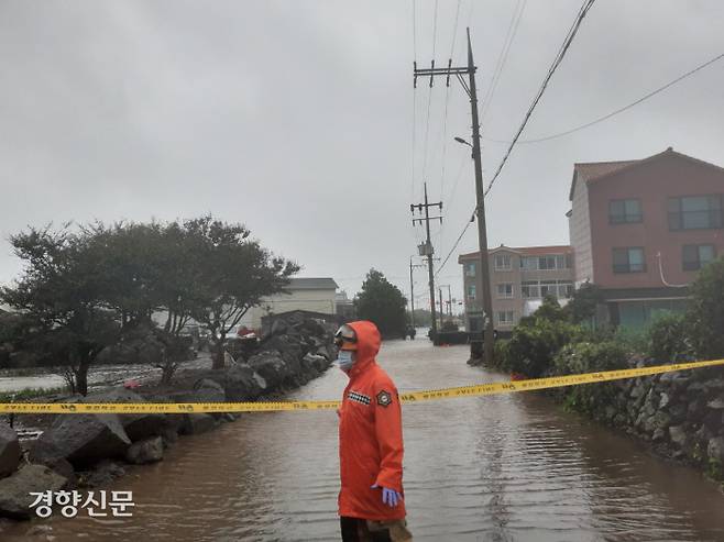 태풍 찬투가 몰고온 폭우로 제주시 조천읍의 한 도로가 물에 잠겼다. 제주도소방안전본부 제공