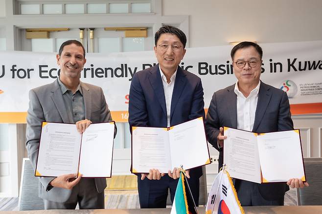 SKC President Lee Wan-jae (right), SKC picglobal CEO Won Ki-don (center) and PIC CEO Mutlaq al-Azmi pose during a signing ceremony for their memorandum of understanding in Los Angeles, Thursday. (SKC)